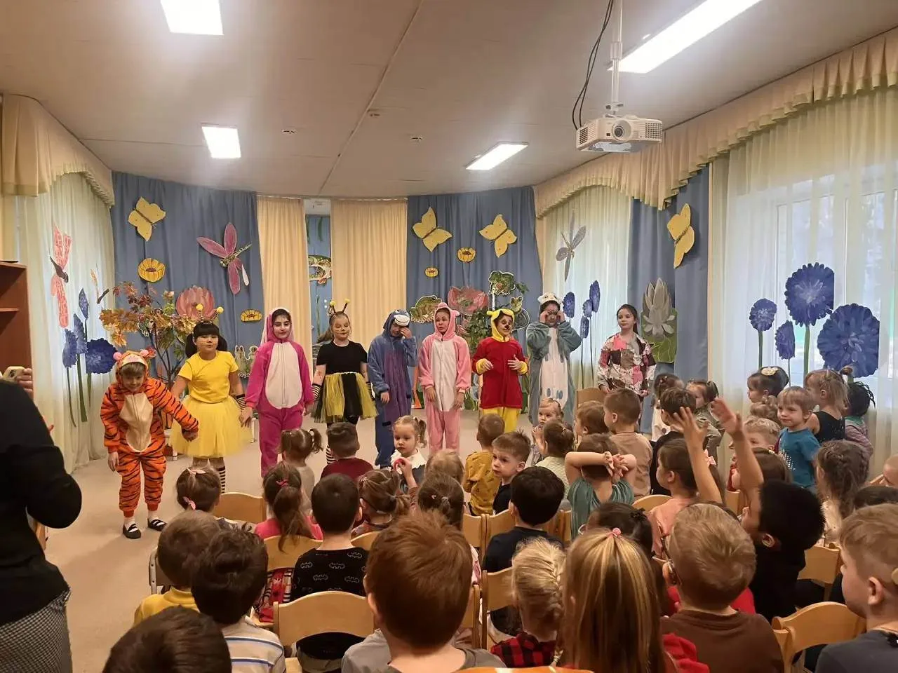 🎭 «Винни-Пух» в гостях у малышей ❤️  👏 Артисты школьной театральной студии «Мир фантазий» снова пора