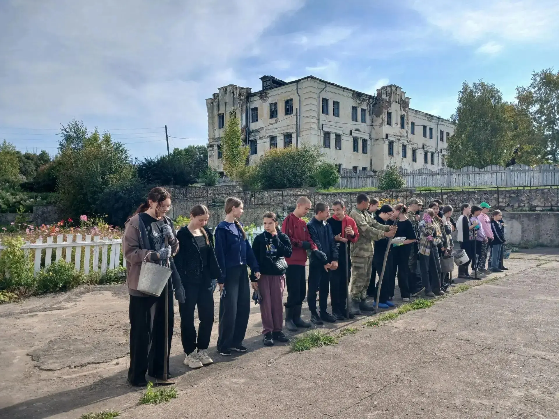 🌾 4 Сентября на пришкольном участке прошёл традиционный осенний субботник по сбору уро...