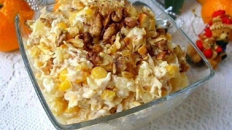 Диетический cалат с ананасом и курицей