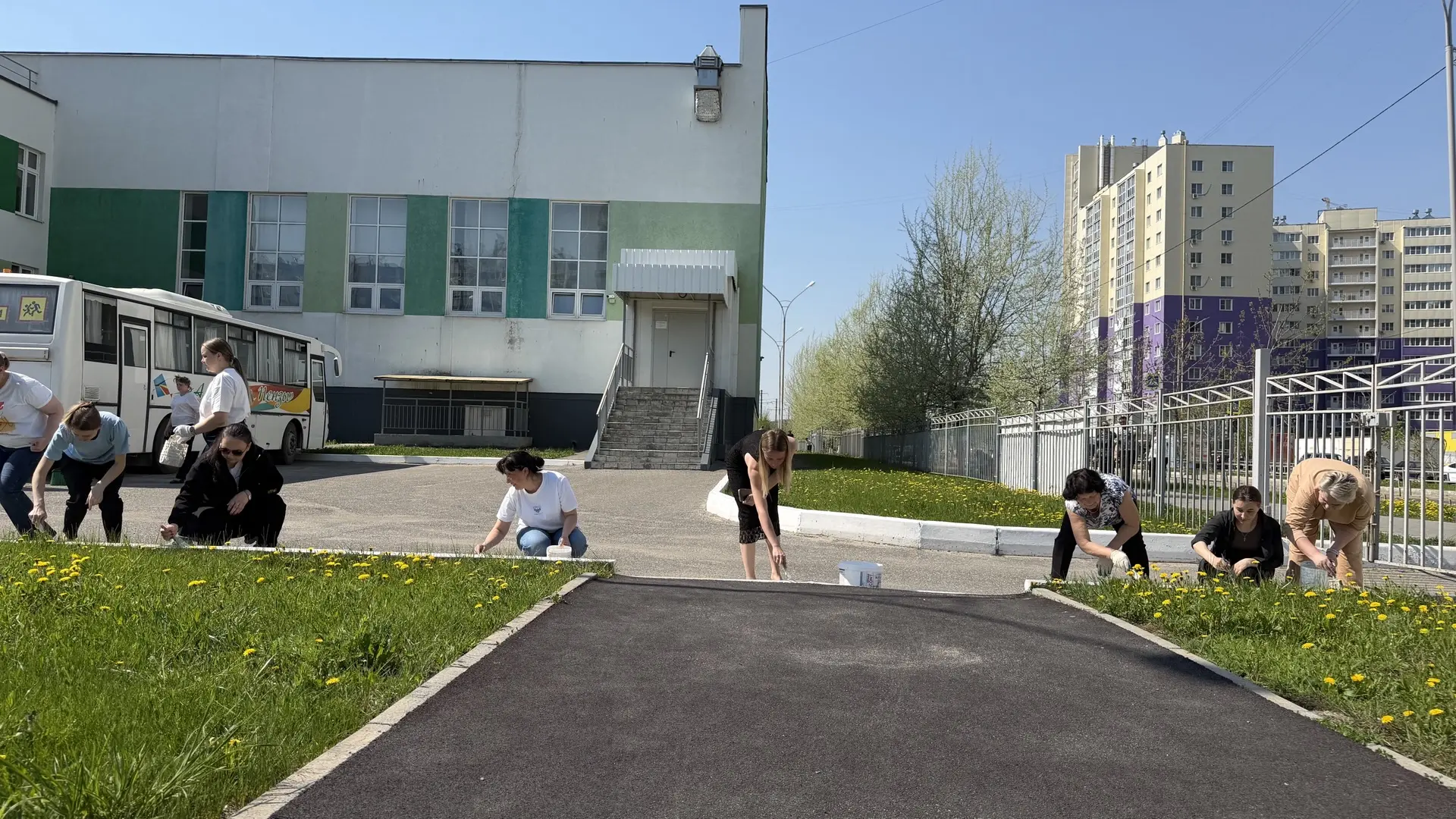 🌿✨ 7 мая сотрудники школы имени Лермонтова вышли на трудовой десант🪏!   На свежем воздухе, с энтузиа