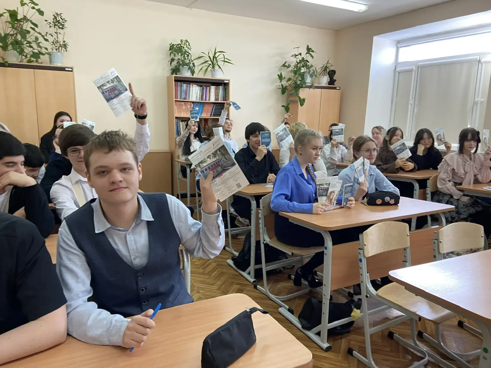 Сегодня 12 марта в 9 а классе прошло профориентационное мероприятие, встреча с представителями Сургу