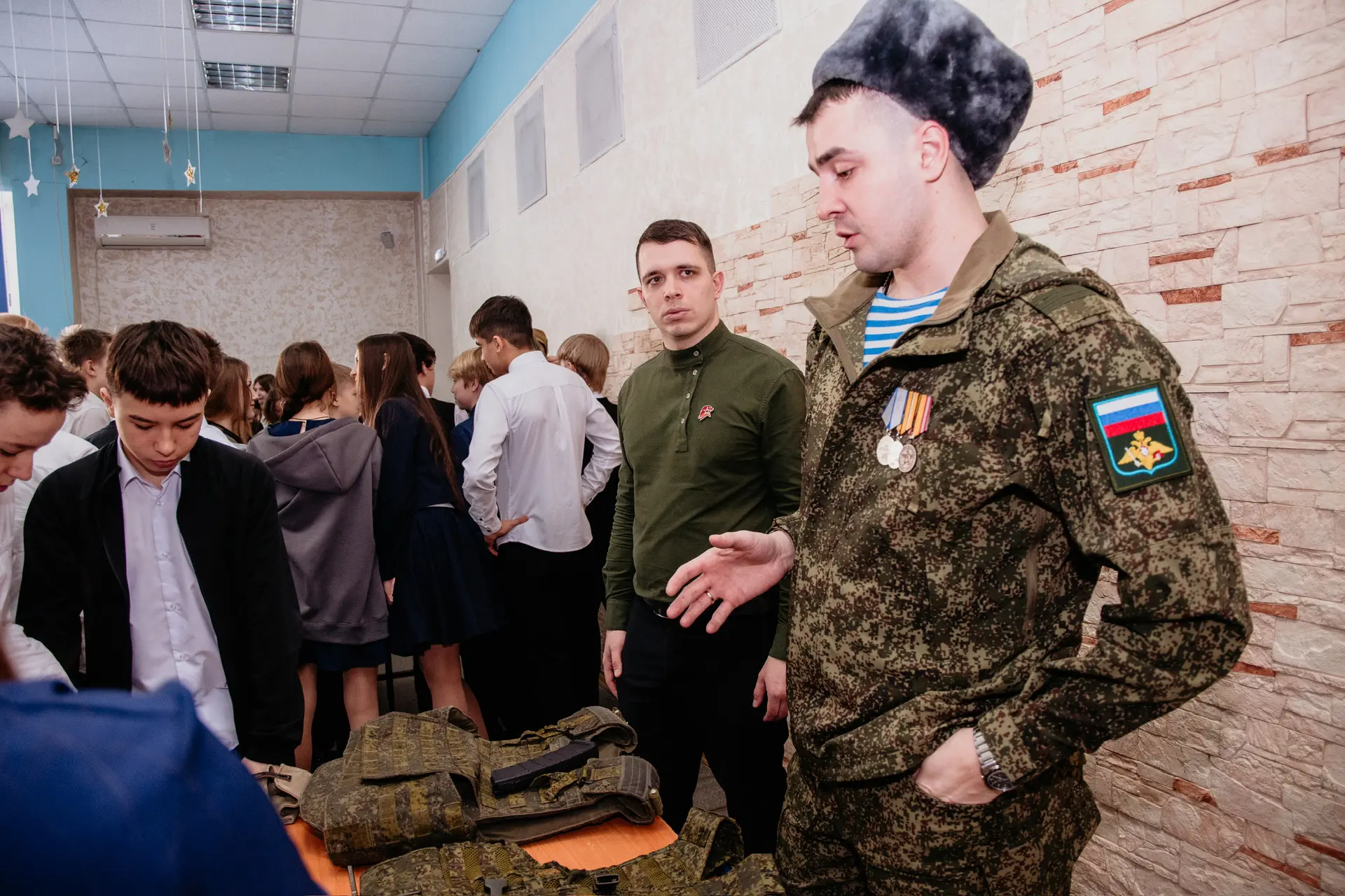 Вчера в нашей школе прошла патриотическая выставка, приуроченная к Дню Защитника Отечества. Эта выст