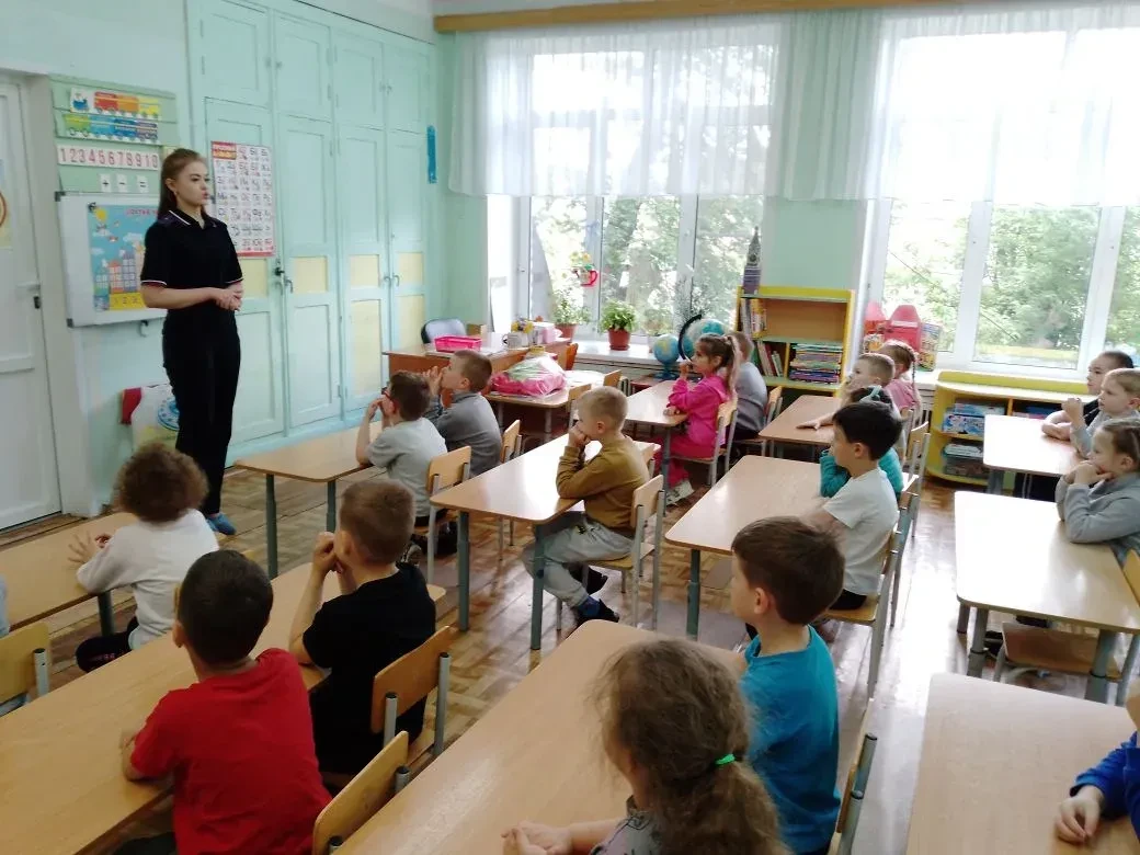 Представители ГИБДД в гостях у ребят подготовительной группы с профилактической беседой.