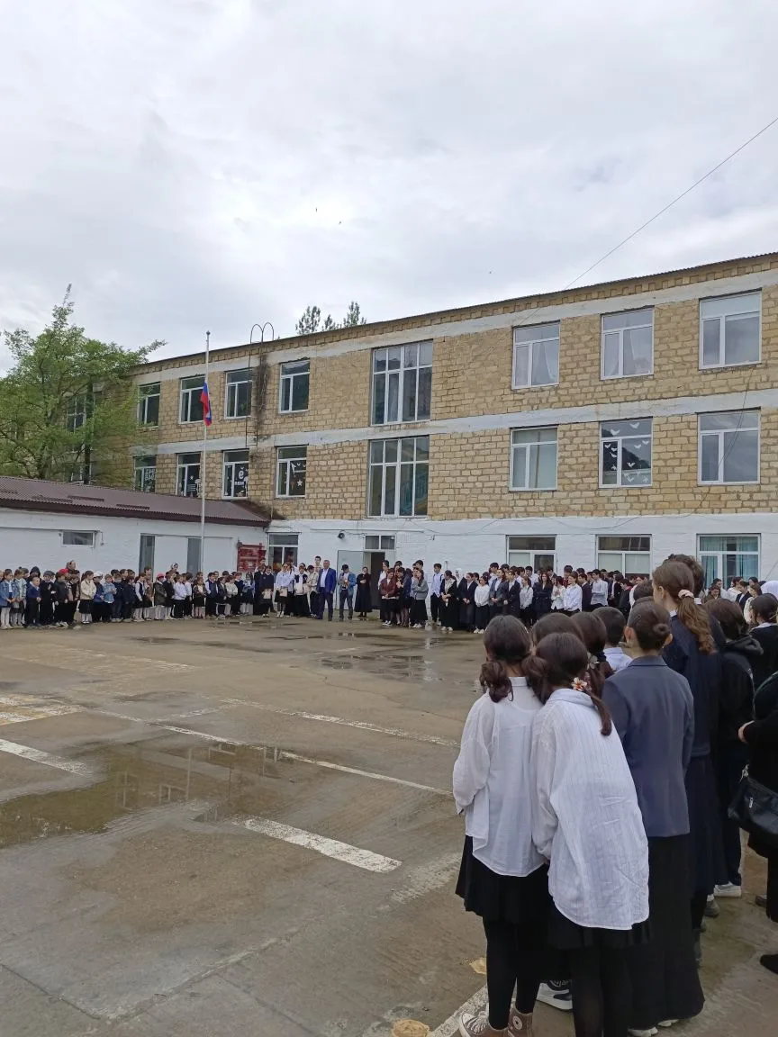 Каждое утро понедельника, в МКОУ " Маджалисская СОШ им. Темирханова Э. Д. " начинается ...