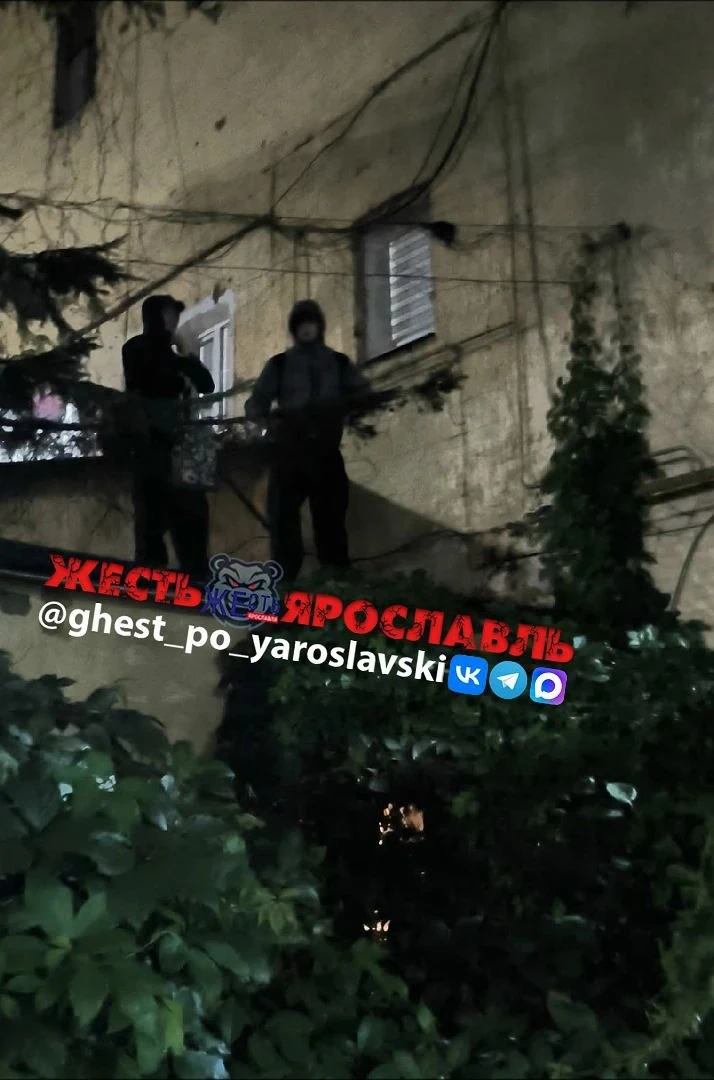 В центре Ярославля вандалы напали на женщину, которая попыталась помешать им портить фа...