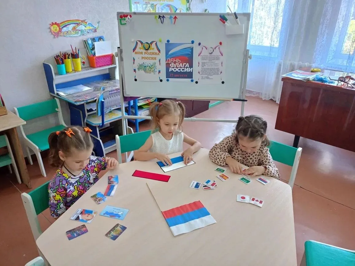 День Государственного флага:  🇷🇺 «Непоседы» узнали секреты триколора!