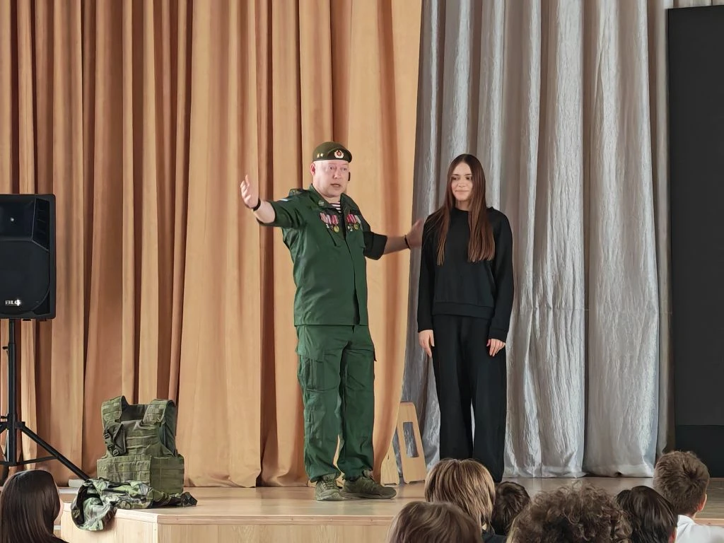 ✍️Сегодня прошел необычный учебный день. К восьмиклассникам и ученикам начальной школы приехали гост