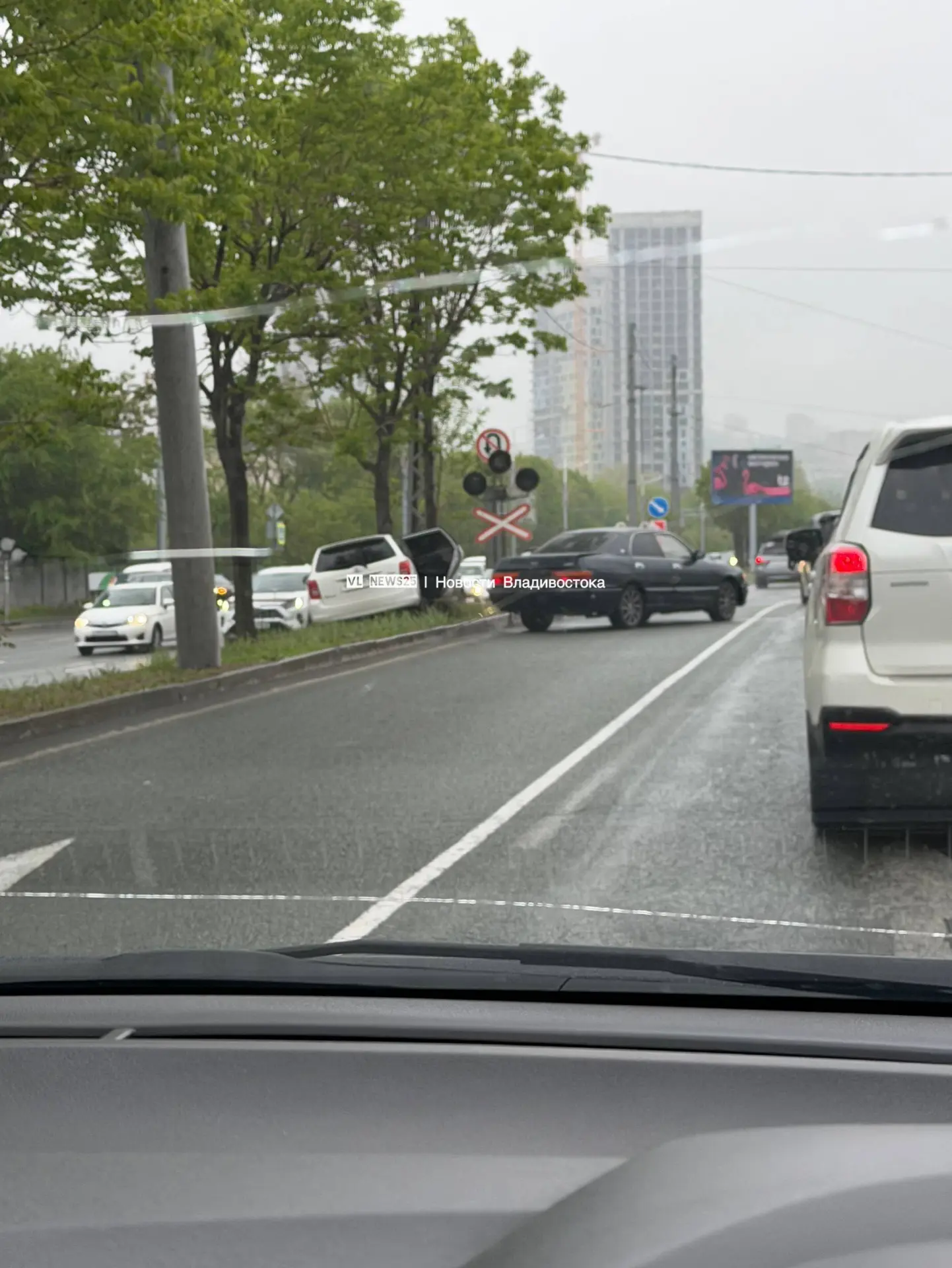💬Во Владивостоке на Столетии в результате аварии автомобиль вылетел с дороги и врезался в дерево  Ав