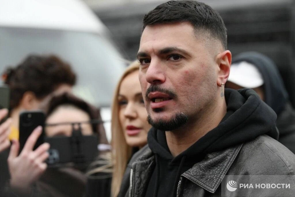 На рэпера Птаху завели дело о пропаганде наркотиков через интернет.