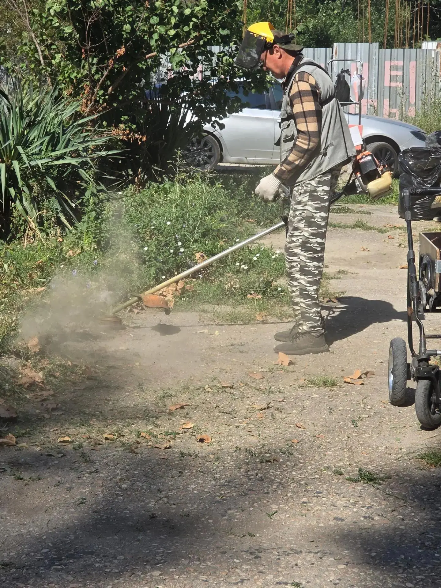 Произведён покос травяного покрова на придомовой территории многоквартирного дома, расп...