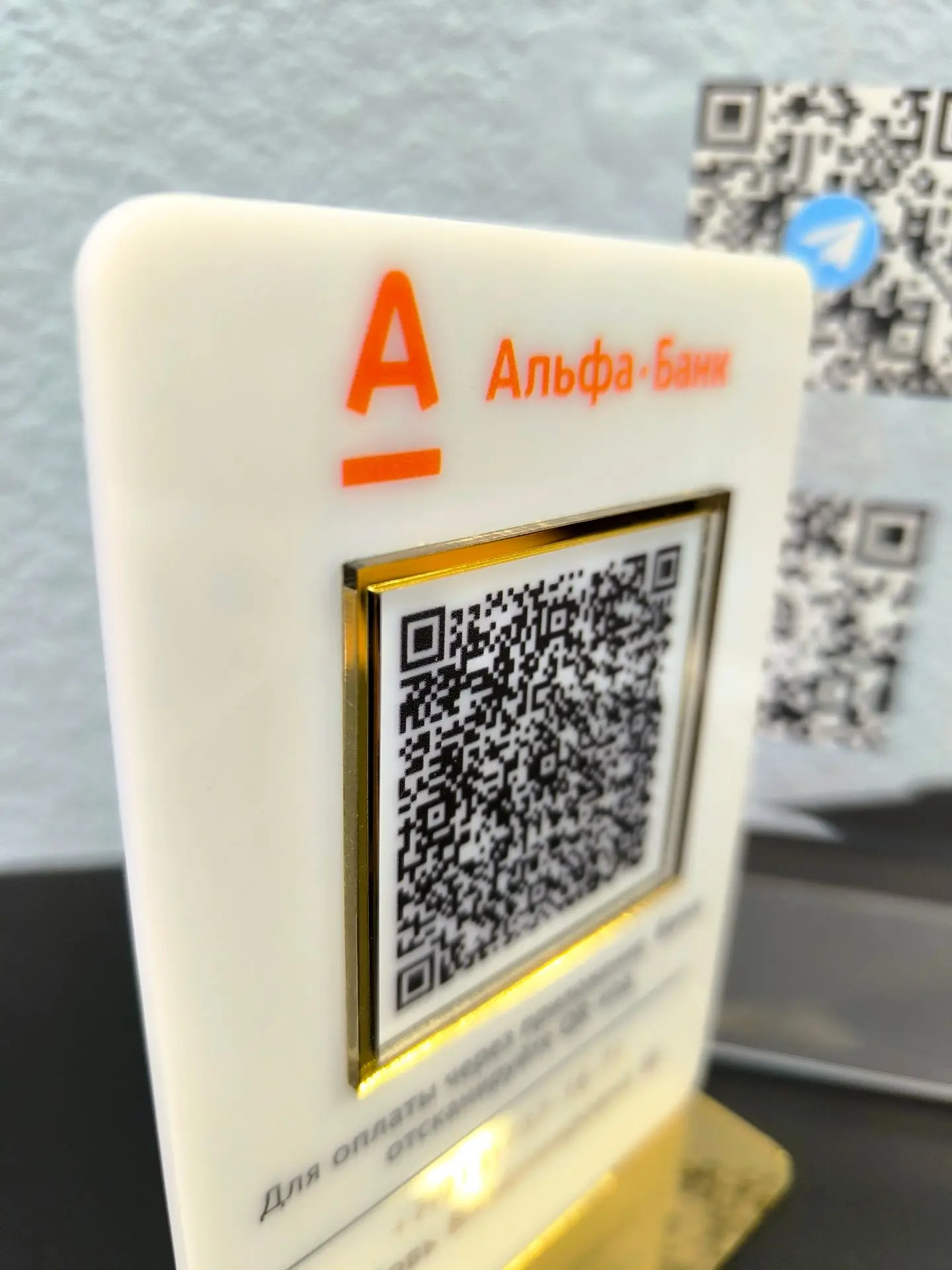 Акриловые таблички с QR-кодом: современное решение для бизнеса и сервиса