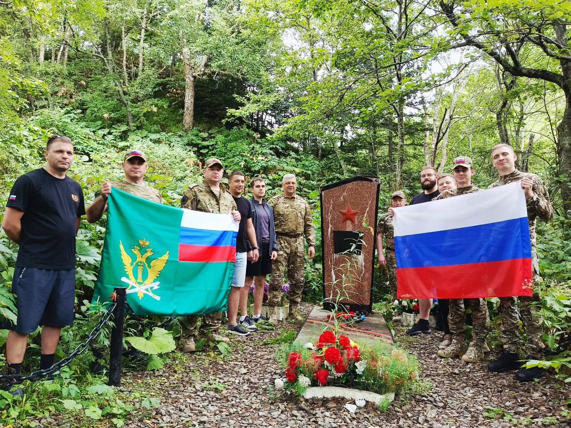 В преддверии Дня Государственного флага судебные приставы Сахалинской области почтили п...
