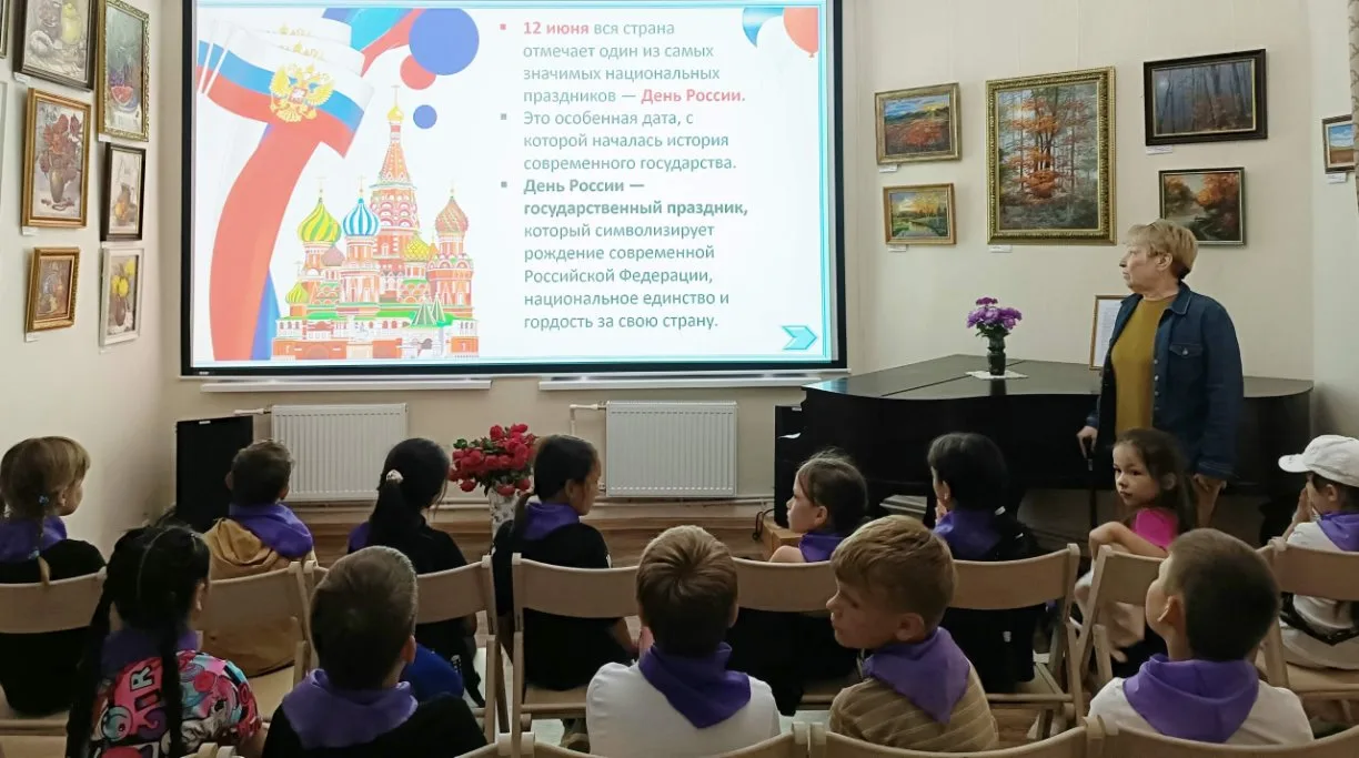 Информационный час «Сильная духом страна»

Сотрудники Литературно-художественного музея г. Старый Кр