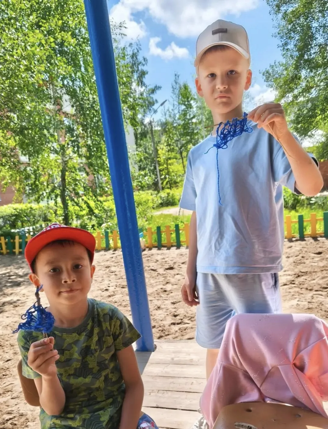 Плетение на пальцах - это занимательное хобби, которое дарит детям дошкольного возраста...