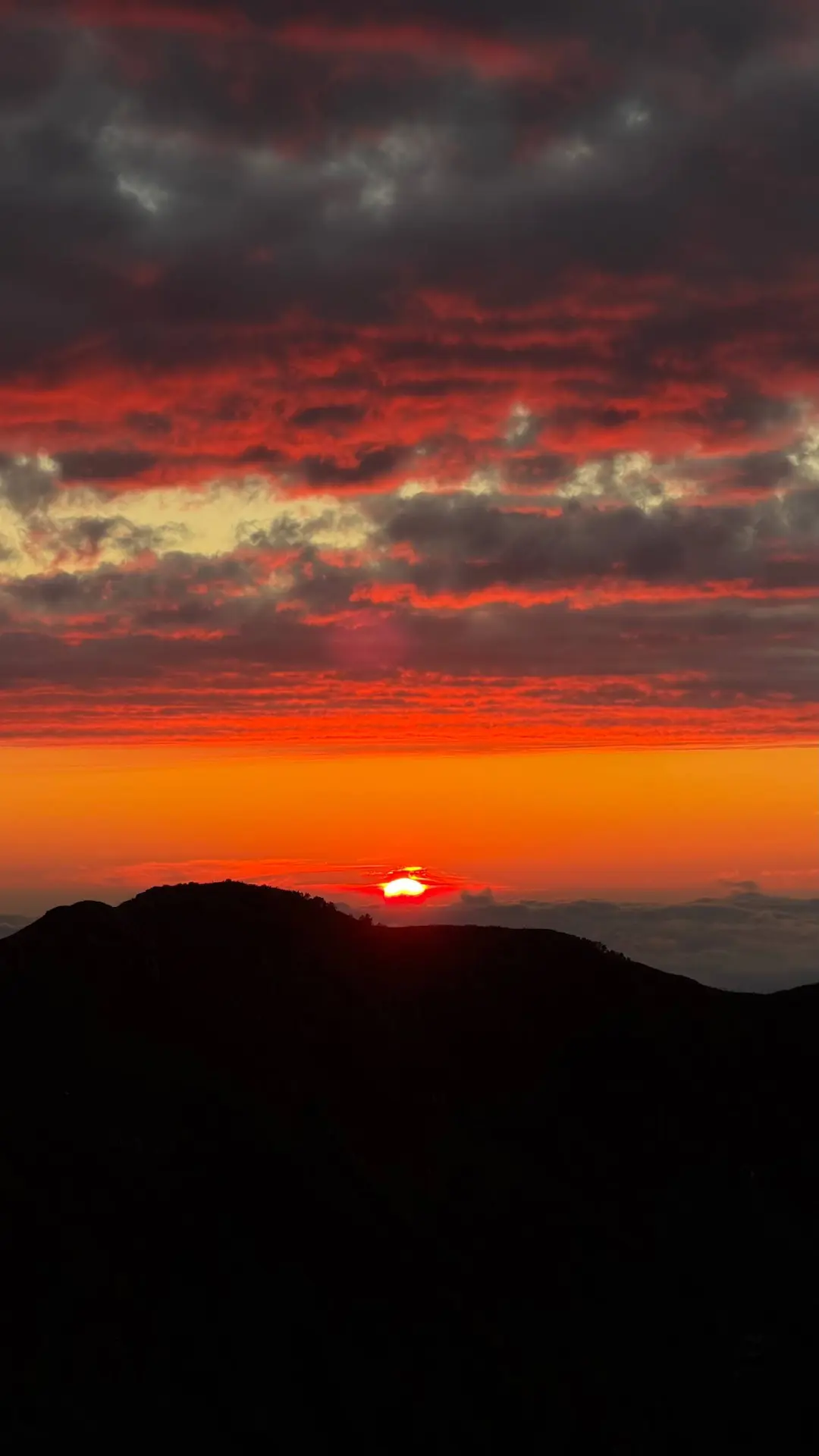 🌅 Осенний закат в горах. Что ещё нужно для прекрасного вечера?
