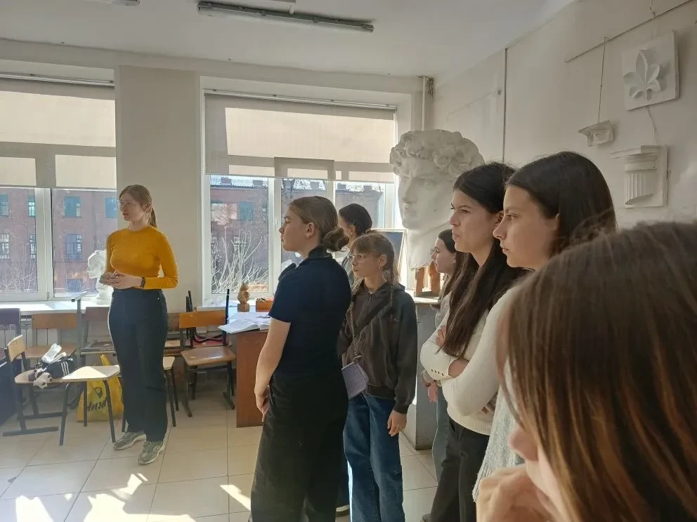 Учащиеся художественного отделения Школы искусств гимназии побывали на профориентационной экскурсии 