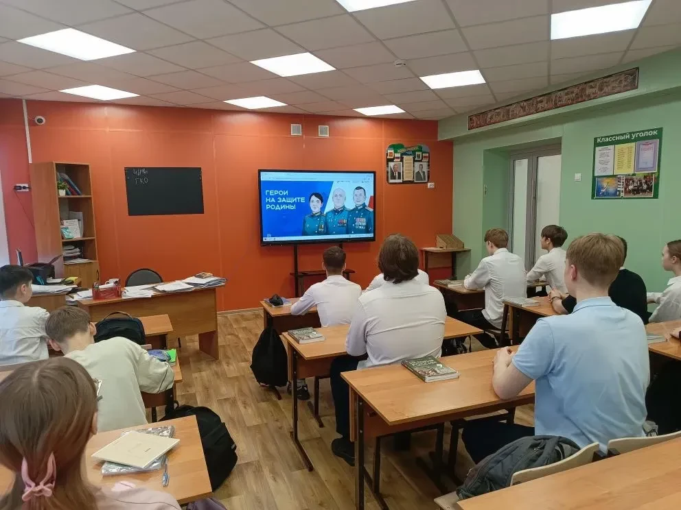 📚 В МБОУ «СОШ п. Ягодное» прошла лекция «Герои на защите Родины» для 9А и 7А классов