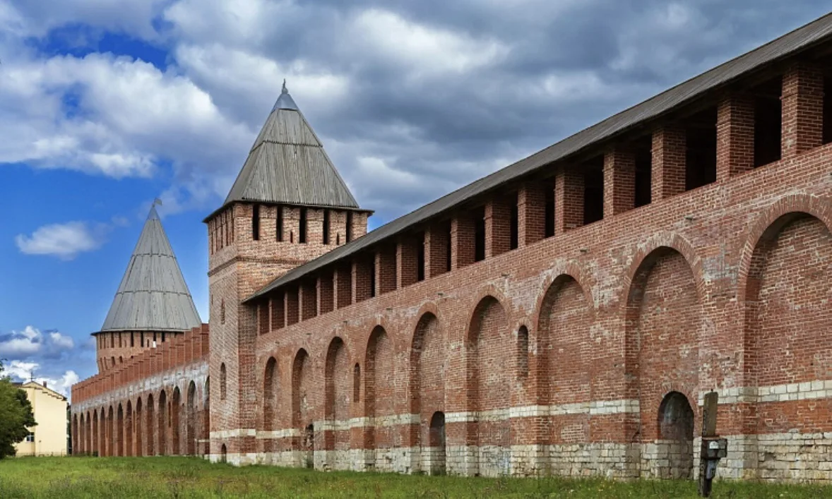 Смоленскую крепостную стену изначально построили полностью из белого камня, а красный к...