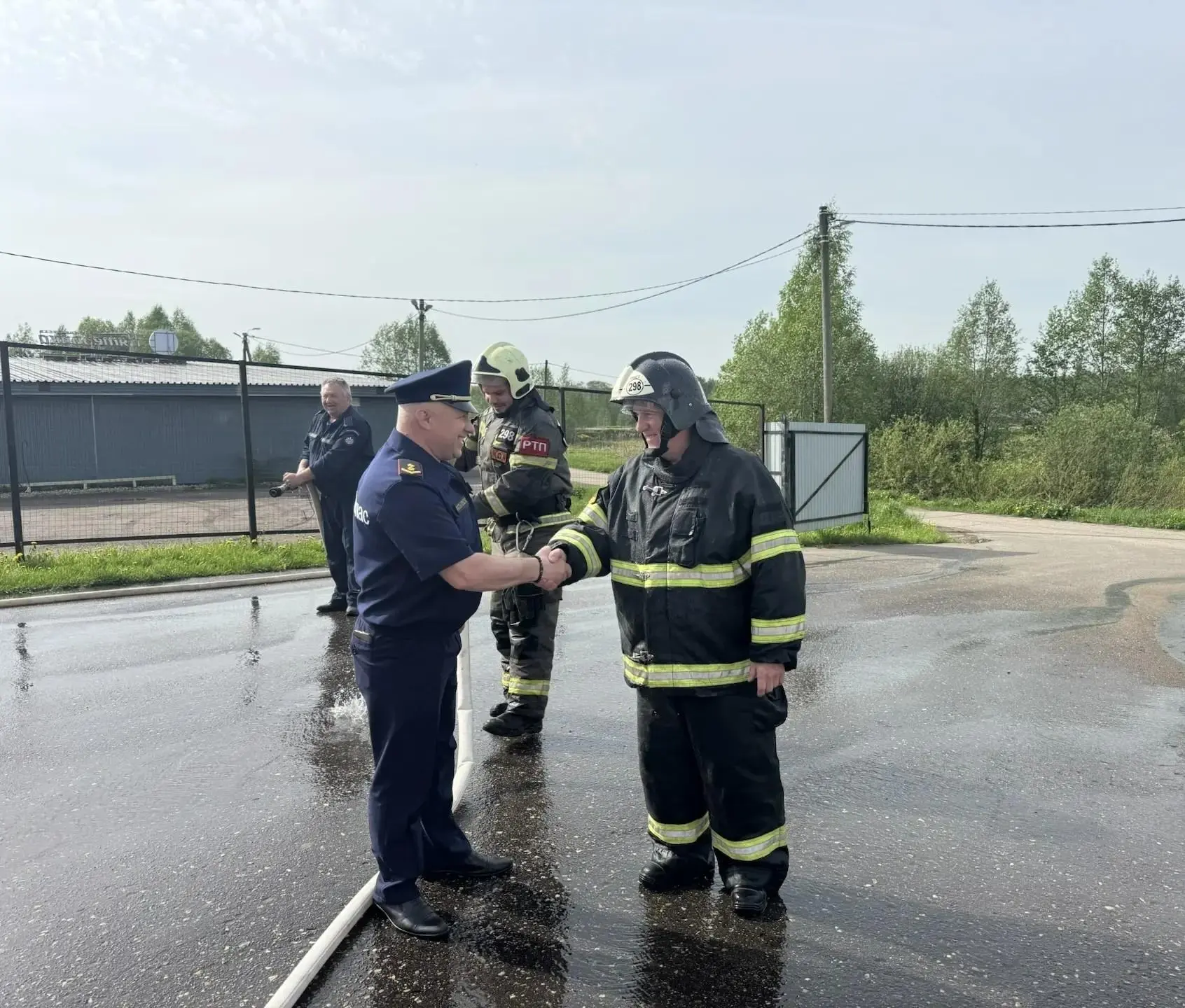 💧 С водяным салютом и сиренами: в Шаховской проводили на пенсию водителя пожарной техники 🚒  📍 В окр