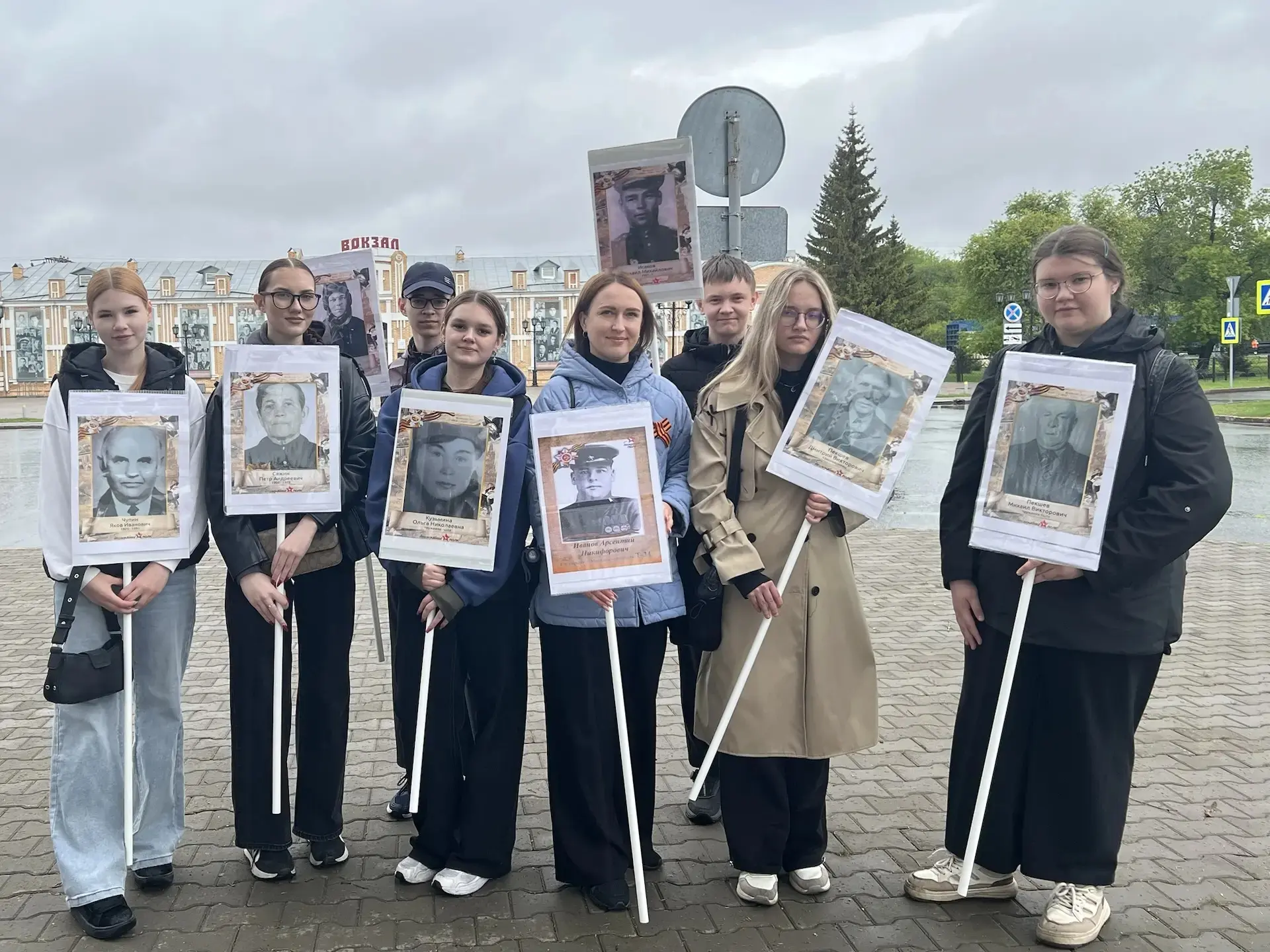 Сегодня в Ишиме было по-настоящему празднично!   Всё началось у железнодорожного вокзала. Оттуда дви