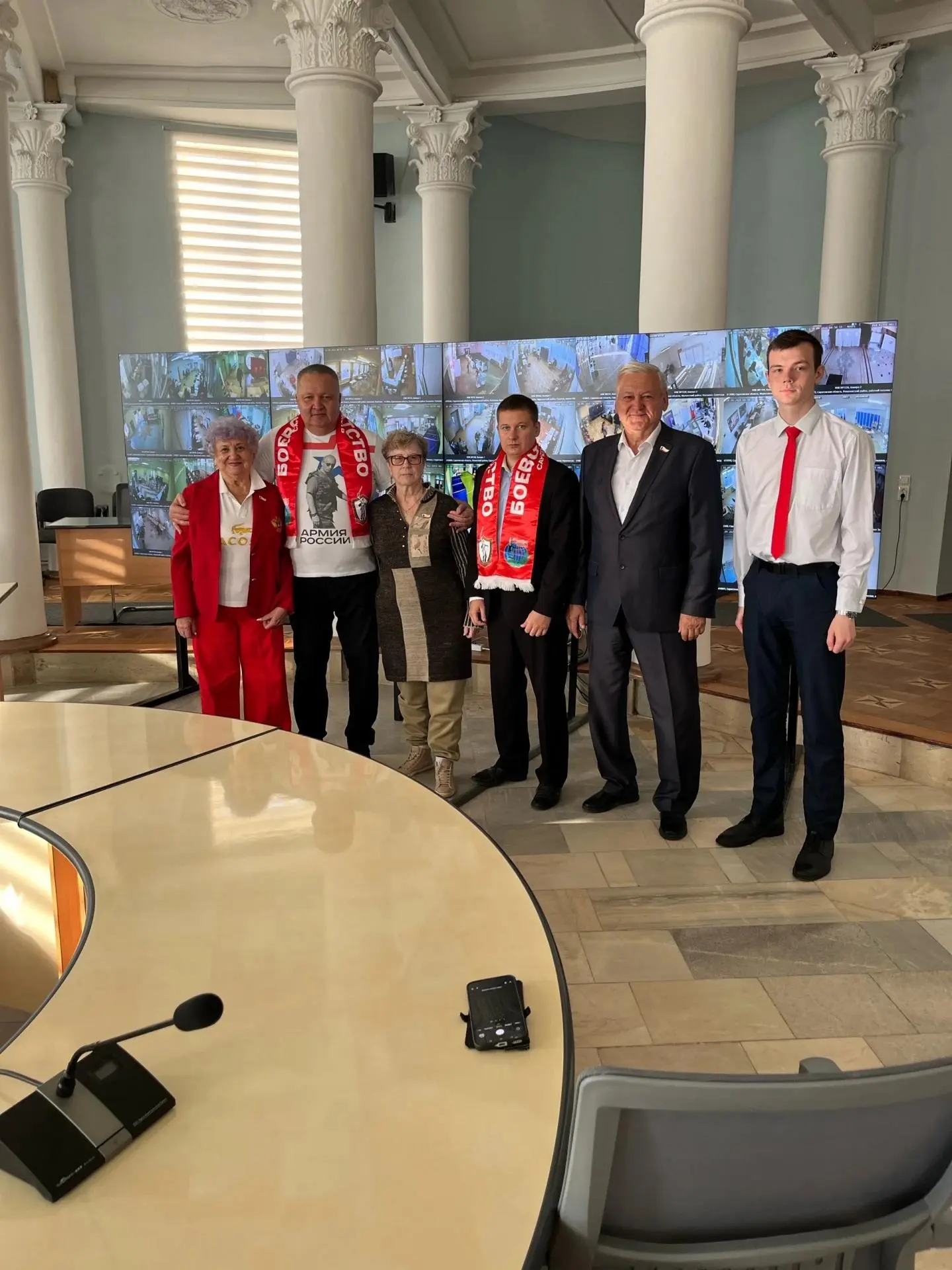 Общественное наблюдение за процедурой голосования проходит в центре общественного видео...