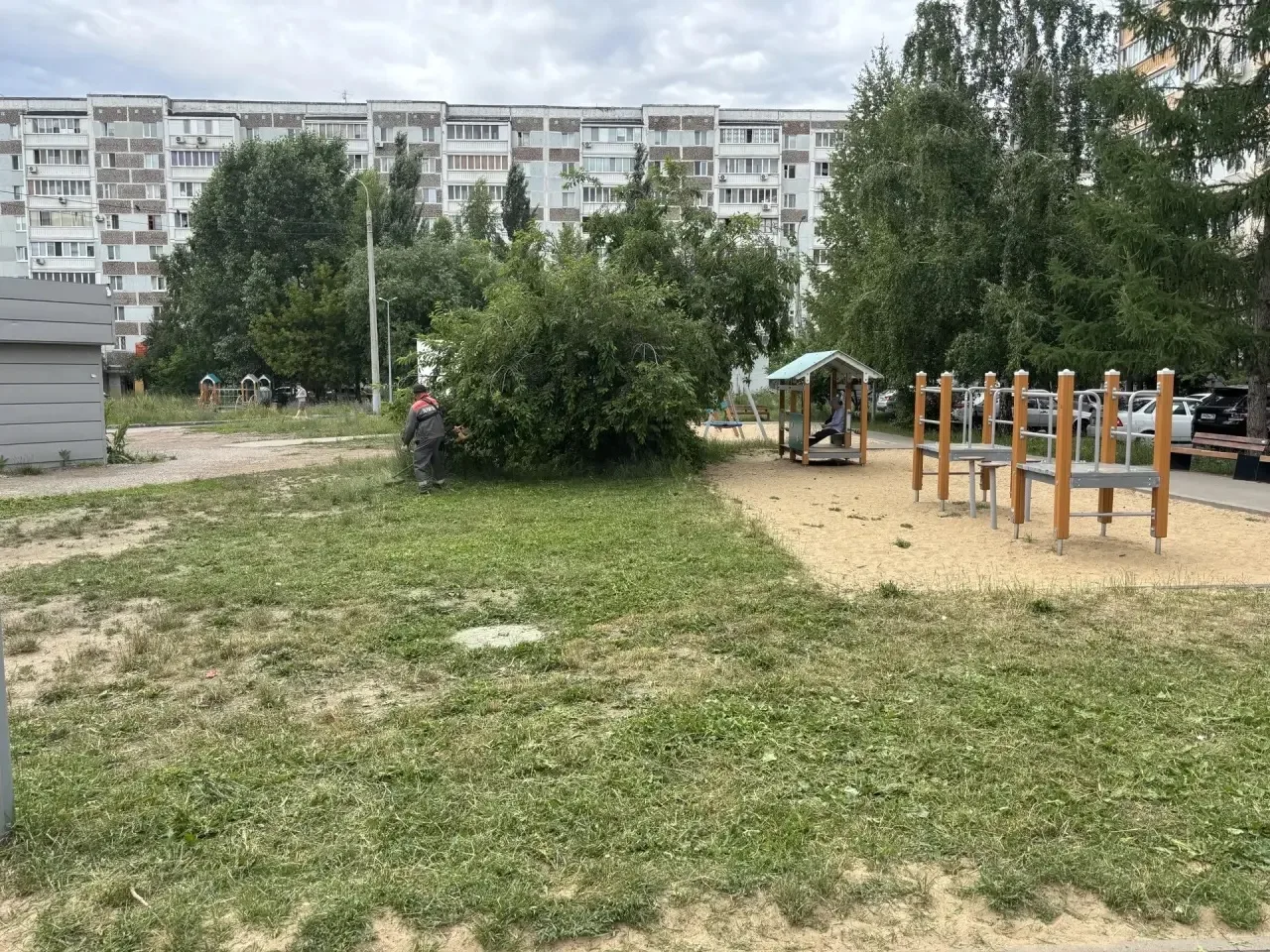☀️ Лето продолжается, а мы — на страже чистоты!

Скошенная трава пахнет летом, дворы сияют порядком,