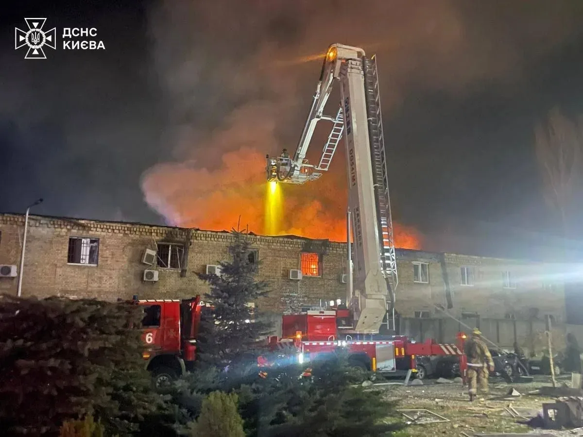 🔥В украинских соцсетях публикуют фото последствий прилетов в Киеве по объектам инфраструктуры.  👉ПОД