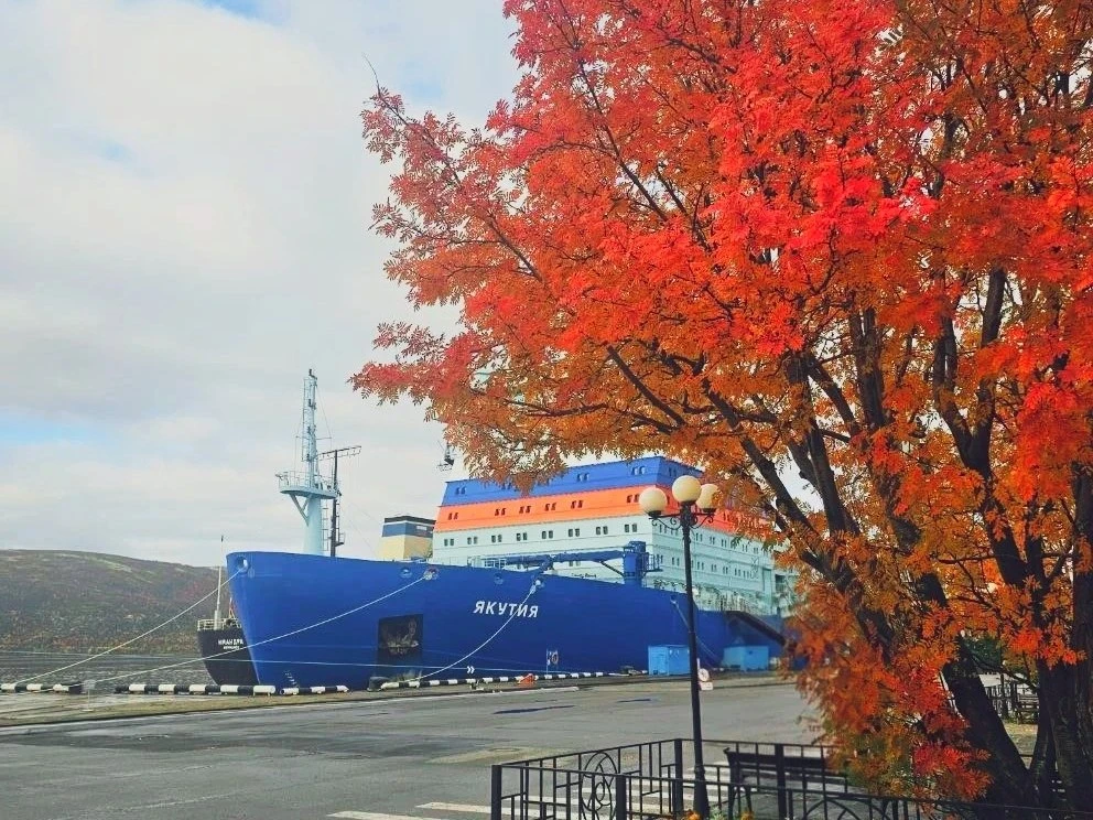 Осень в порту #Мурманск от @rosatom. На заднем плане - ледокол #Якутия.