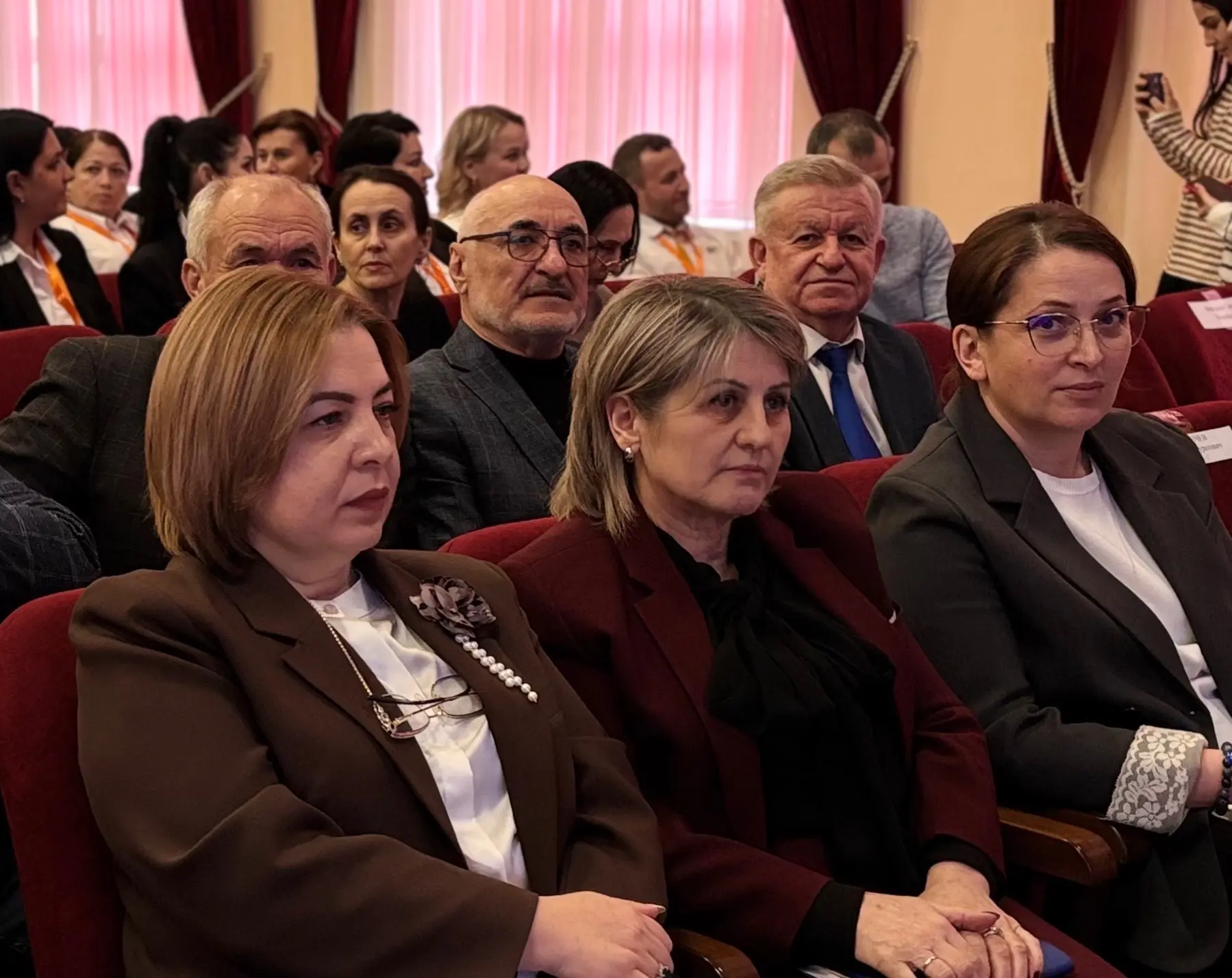 Директор Карачаево-Черкесского педагогического колледжа имени Умара Хабекова-Рыжов Н.В., советник ди