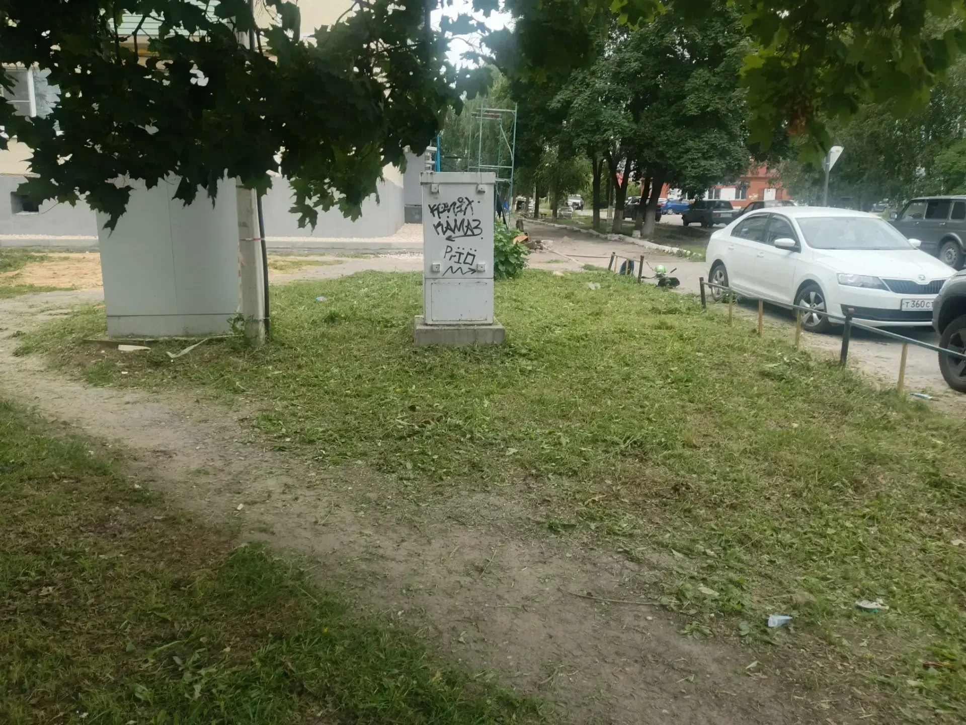 🌿🌿🌿В микрорайоне Приокский покос травы на придомовых территориях идет по графику. Ра...