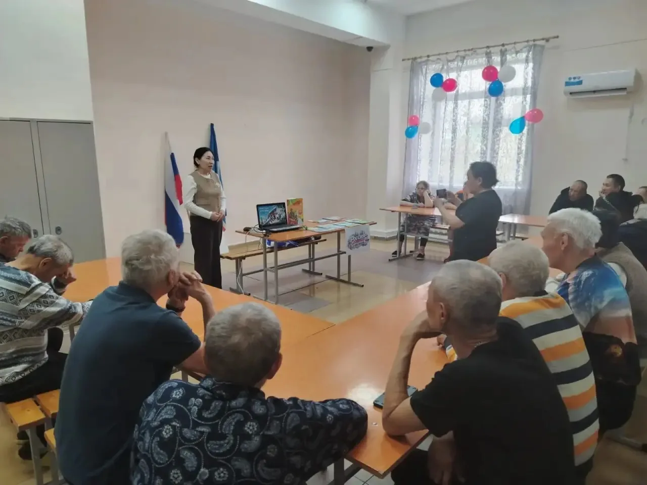 Библиотекари из «Моя библиотека» пришли в гости к получателям социальных услуг отделения социальной 