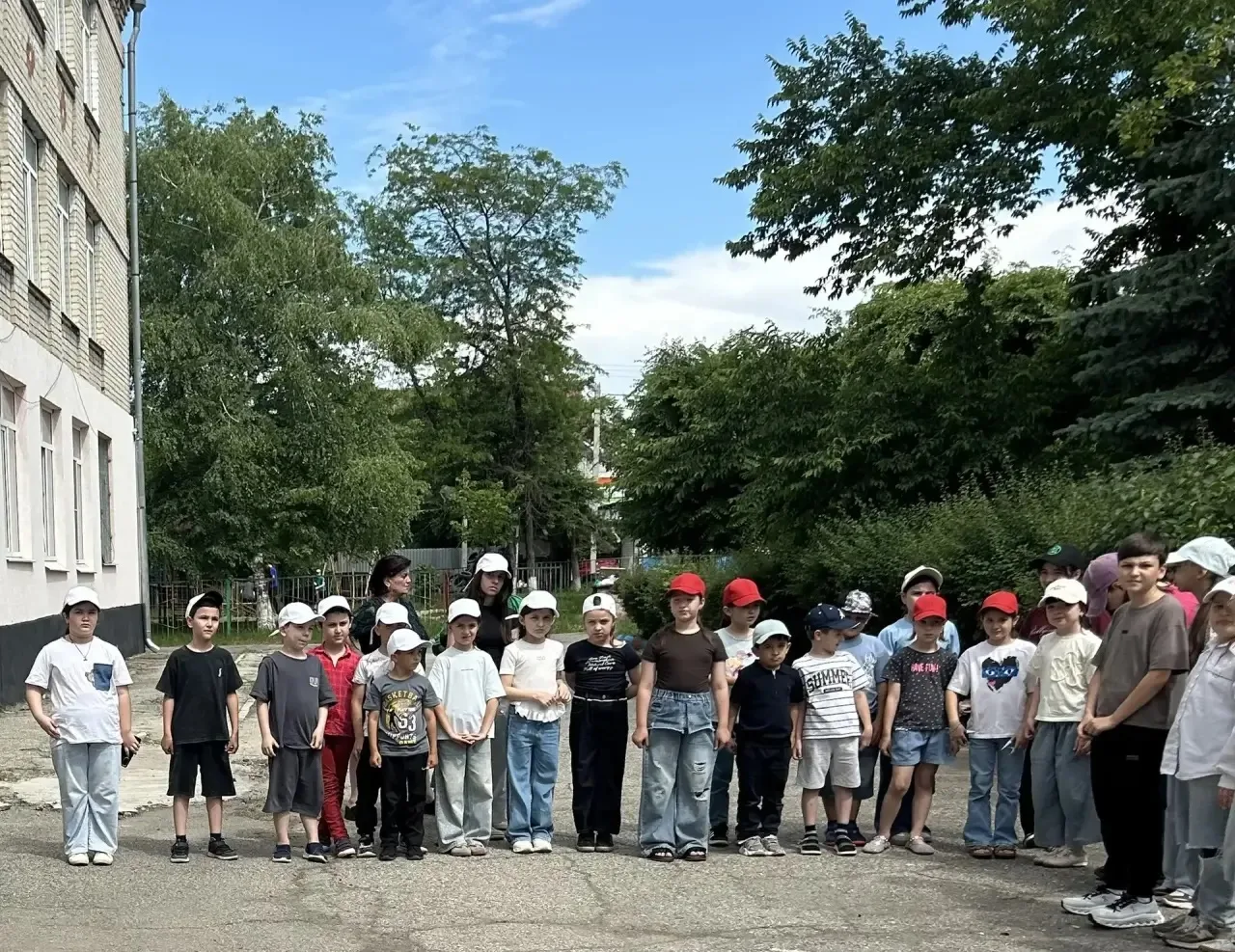 🇷🇺✨ В нашем лагере состоялась торжественная линейка со спуском Государственного флага.
Это меропри
