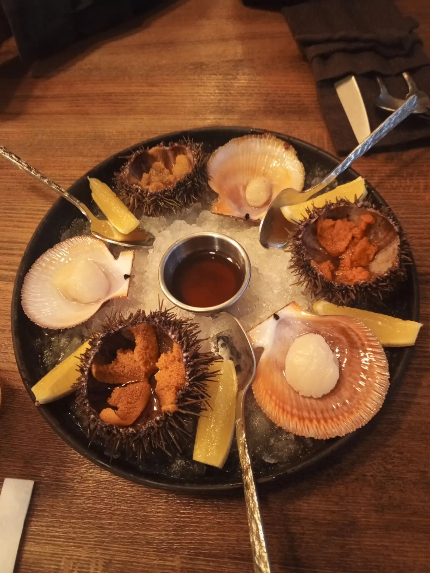 Арктическая кухня. На столе блюда из оленя и морские 🐙 блюда. Гребешки, морской ёж.
