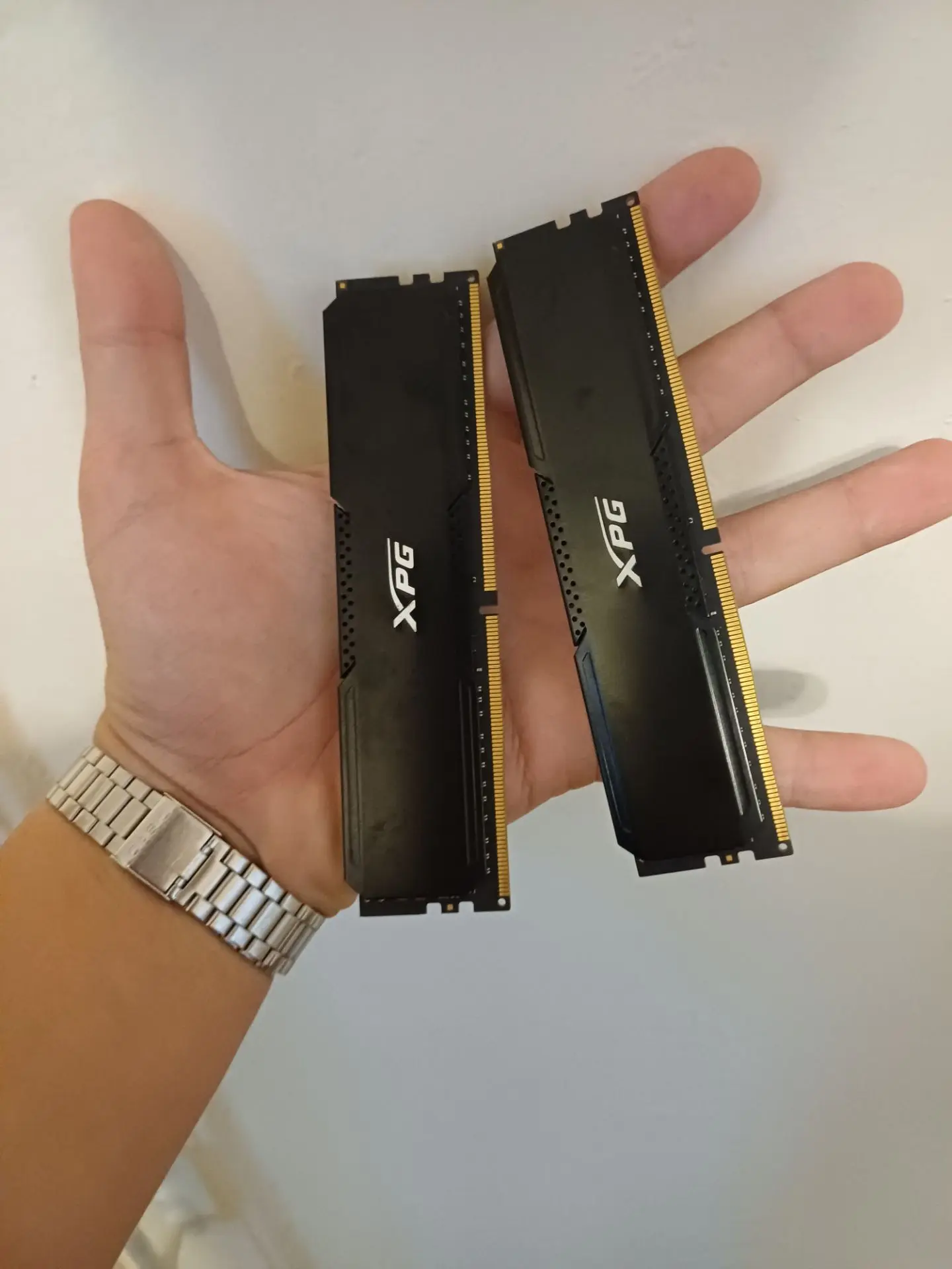 Оперативная память XPG (16gb) 3200 частота. Работает исправно, проблем с ней никогда не...