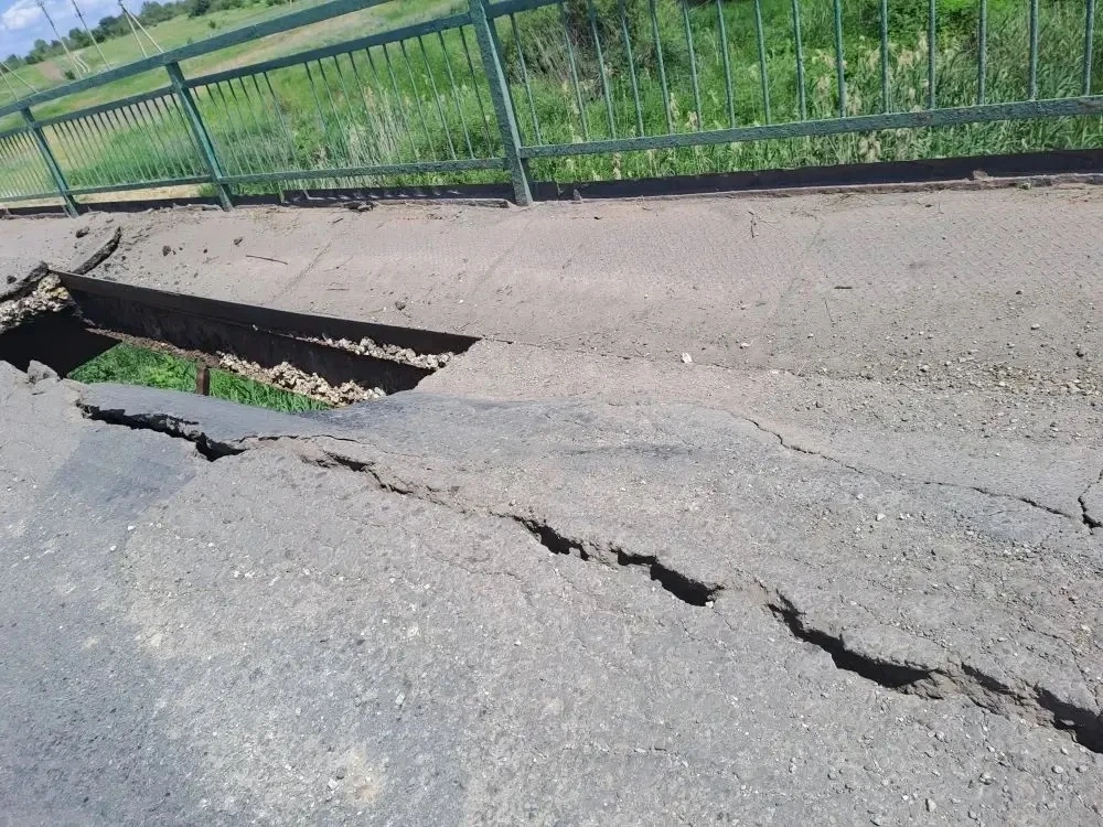 Большевистский мост перекрыт! Движение ограничено!

В дорожном полотне моста в Большевике  снова поя