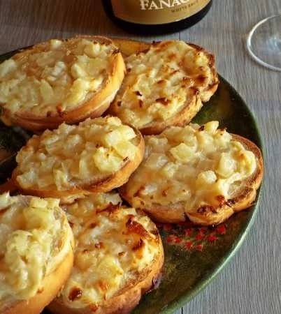 БУТЕРБРОДЫ С СЫРОМ И АНАНАСАМИ

Бутерброды с пикантной начинкой. Прекрасны как аперитив или закуска 