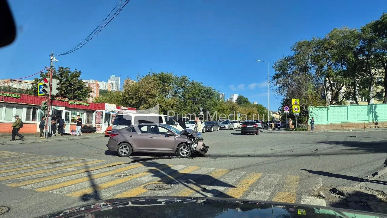 Шестеро человек пострадало в массовом ДТП на Шепеткова во Владивостоке. Среди них — дво...
