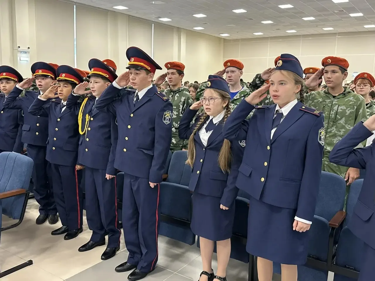 Новая учебная неделя в нашей школе традиционно началась с торжественной линейки, исполн...