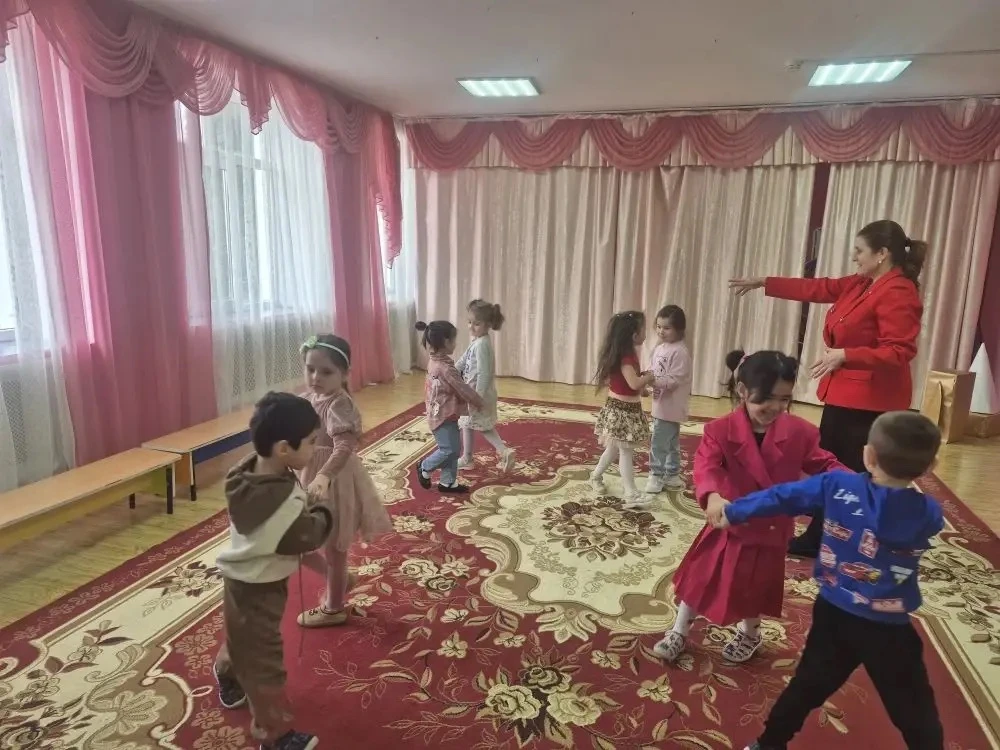 Занятие по музыке в средней группе "Гномики " "Весенняя полька "