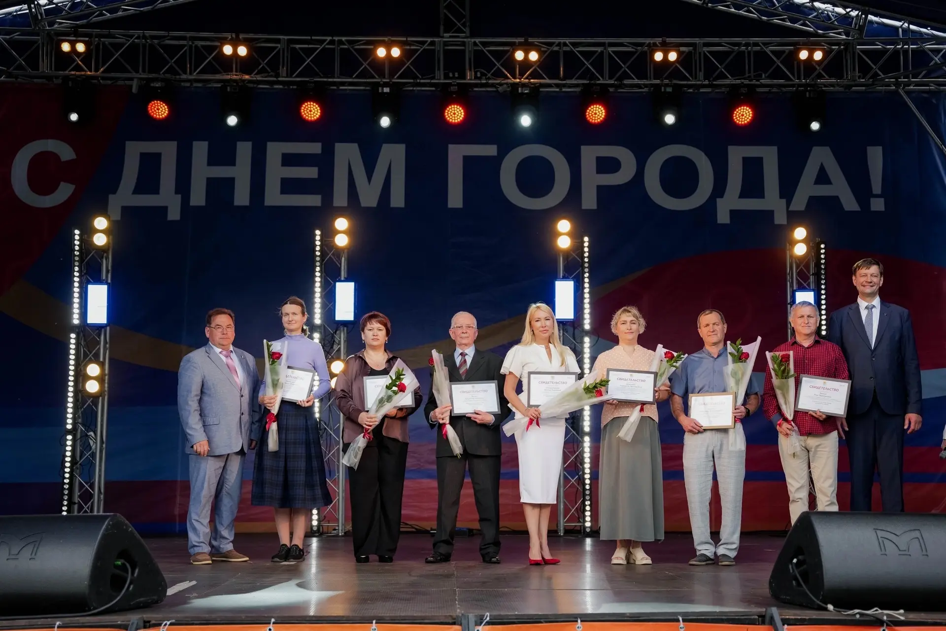 В День города глазовчанам вручили свидетельства о внесении их имен на городскую Доску Почета. 
 
Это