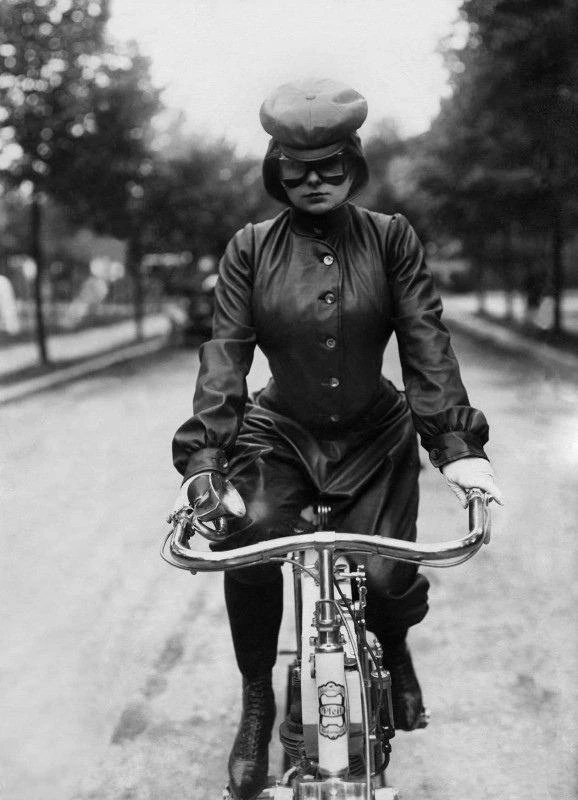 1905 год: девушка в мотоциклетном костюме.