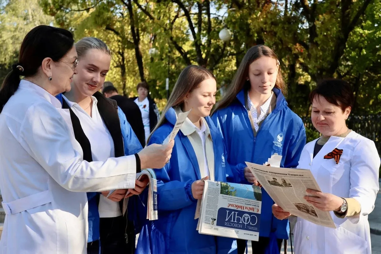 Волонтёры Победы!🕊 В преддверии 9 Мая состоялось торжественное возложение цветов к мемориалу «Подвиг