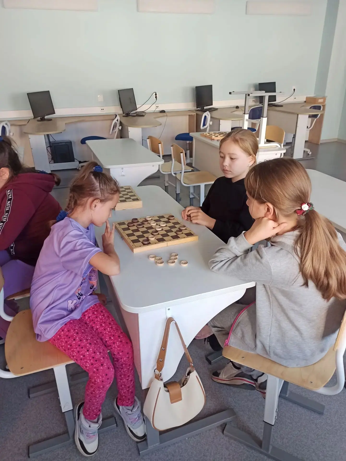 Учащиеся объединения ♟️ «Шашки, шахматы» (педагог Лазаричев А. А.) осваивают программу,...