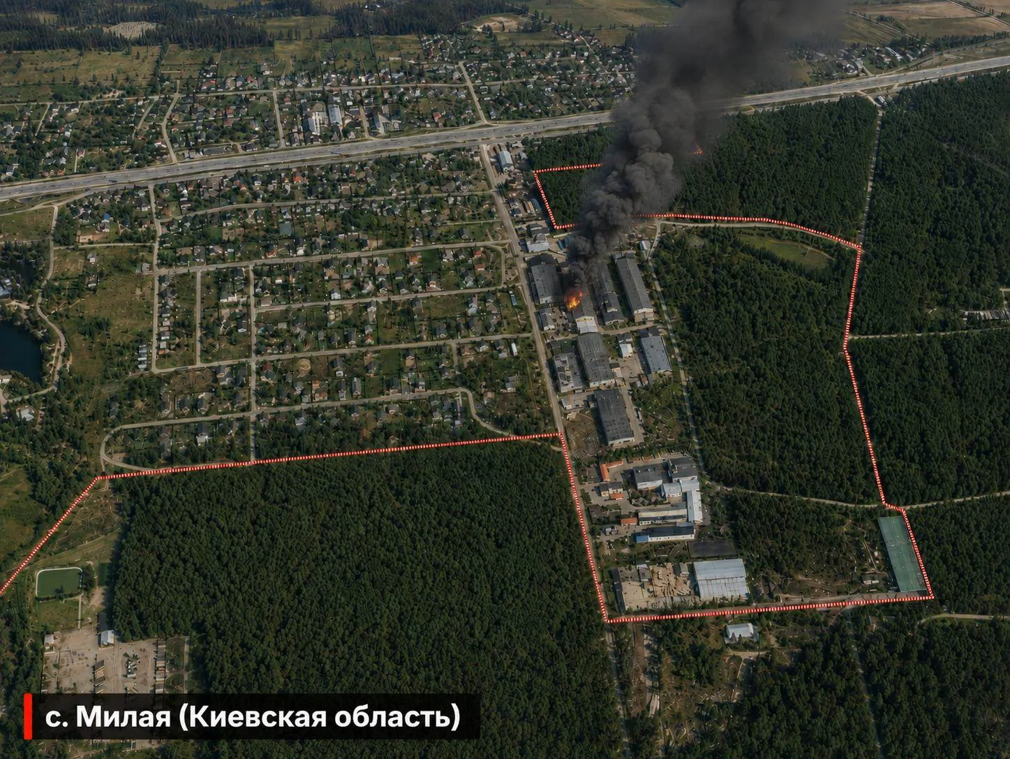 Предположительно, взрывается и горит со вторичной детонацией склад с боеприпасами в сел...
