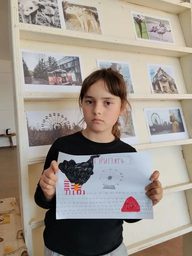 В честь сорокалетия чернобыльской катастрофы в школе организовали конкурс рисунков. Зад...