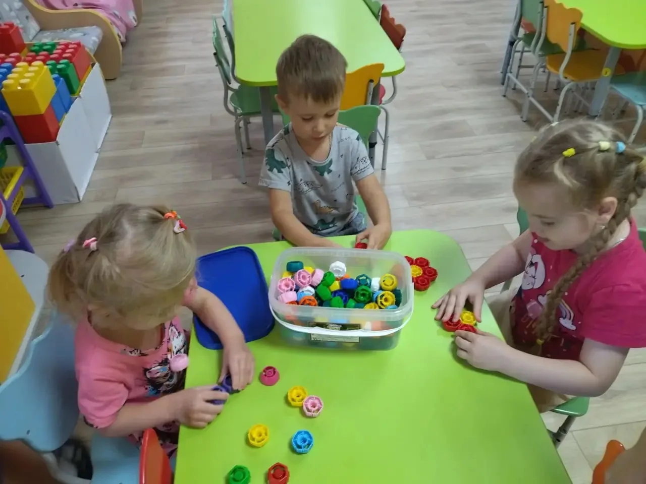 Эй, дружок, не зевай! 🤗
Подходи и поиграй! 🎉
Игры наши разные,
Весёлые и классные! 🤩

День любимы