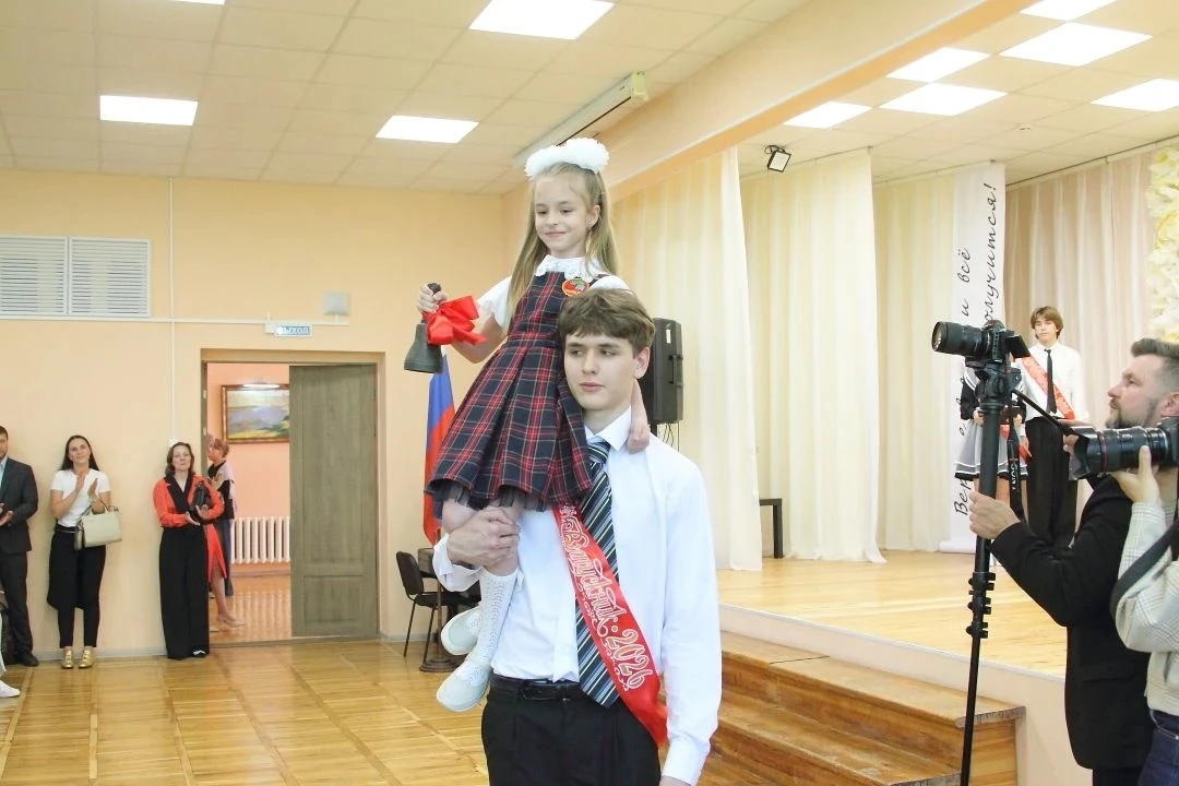 🎓 Для наших 11-классников прозвенел Последний звонок — трогательный, радостный и немного грустный пр
