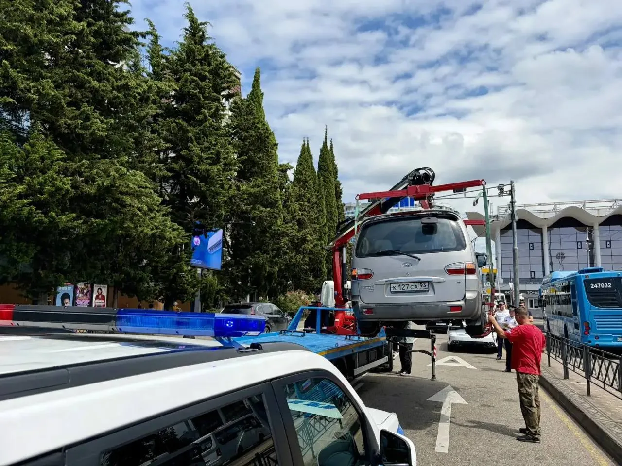 🚗 Эвакуаторы снова устроили «охоту» в центре Сочи — за один рейд на штрафстоянку увезли 35 автомоби
