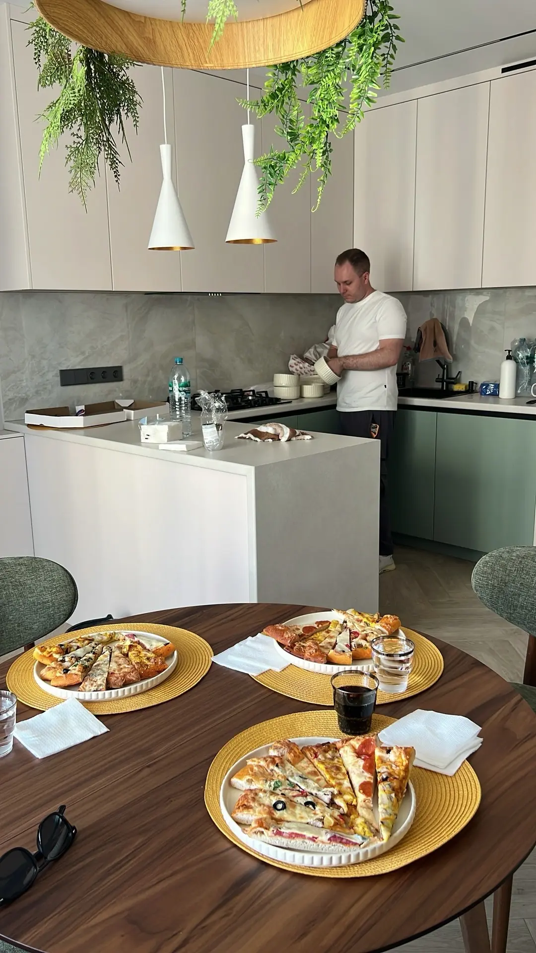 Впервые обедаем в новой квартире) купили комплект посуды 🥹