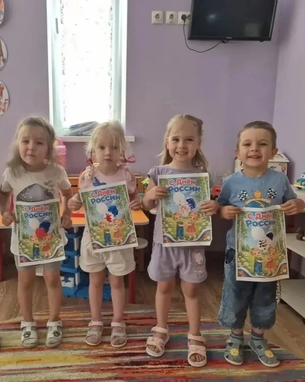 Сегодня наши малыши в группе "Дельфинчики" отмечают День России! 

Они раскрасили воздушные шары — к